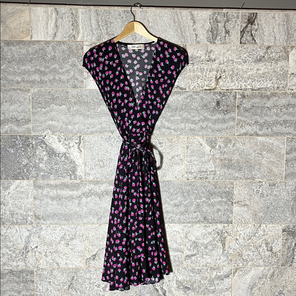💥HP💥Diane von Furstenberg “Goldie” Wrap Dress – US 2 – Swirling Berries - Picture 3 of 8